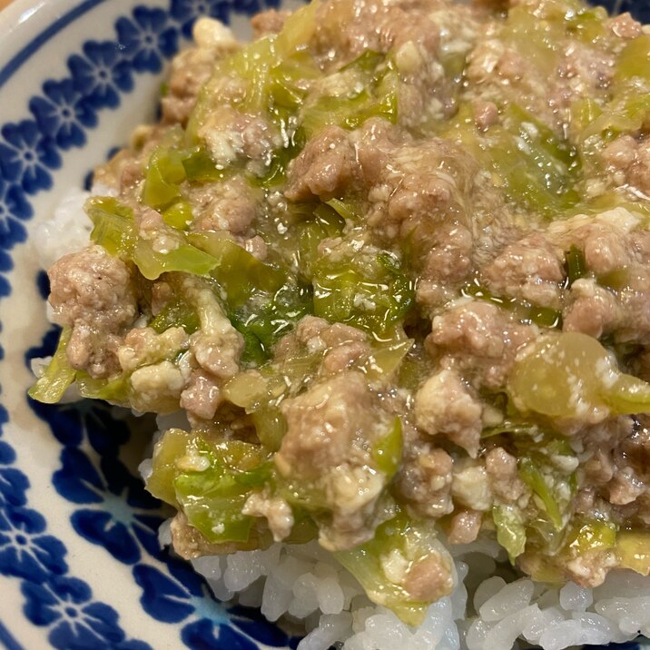 なぜか食いつきがいい♡挽き肉豆腐のキャベツ丼